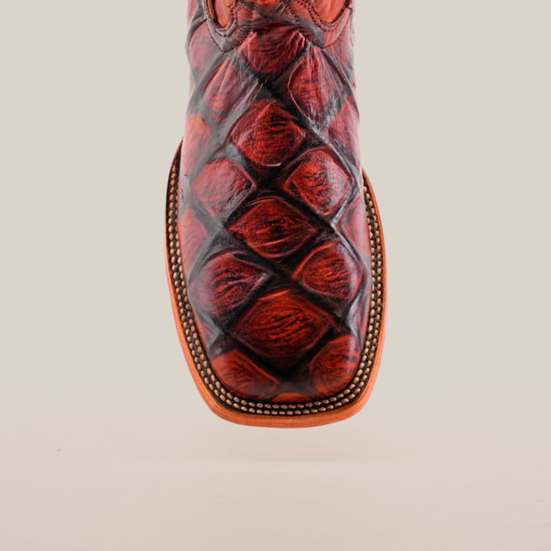 Close-up of the Big Bass Pirarucu Print Cogñac - Square Toe crafted with premium cowhide, featuring a rich brown and black reptile-like pattern. Intricate stitching and a light-colored sole are highlighted against the plain white background, emphasizing its unique texture.