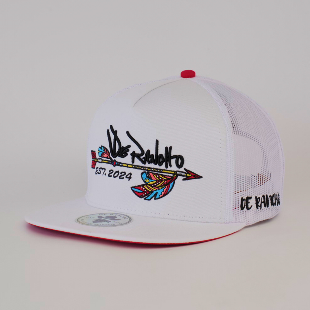 The De Rancho Cap Arrow White captures ranch life with its white mesh design and flat red brim. It features colorful feather embroidery, a black arrow, De Rancho, and EST. 2024 on the front, plus an embroidered De Rancho on the side to celebrate Western heritage.