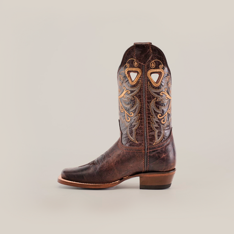 The Western Stitch Tabaco boot boasts a single brown design with exquisite gold and beige embroidery on its short shaft. Crafted from premium leather, it features a narrow square toe, low stacked heel, and side pull tabs for classic style.