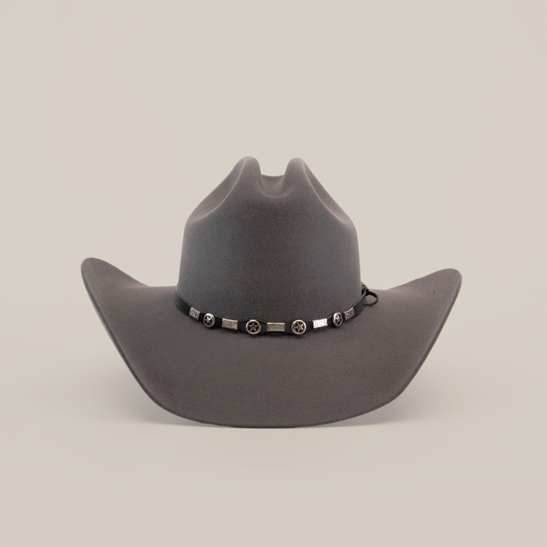 The 6X Dallas Oxford is an elegant gray felt hat that exudes Western sophistication. It features a wide brim and a decorative band with star-shaped conchos at the crowns base, all crafted from premium sheep wool against a plain white backdrop.