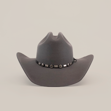 The 6X Dallas Oxford is an elegant gray felt hat that exudes Western sophistication. It features a wide brim and a decorative band with star-shaped conchos at the crowns base, all crafted from premium sheep wool against a plain white backdrop.