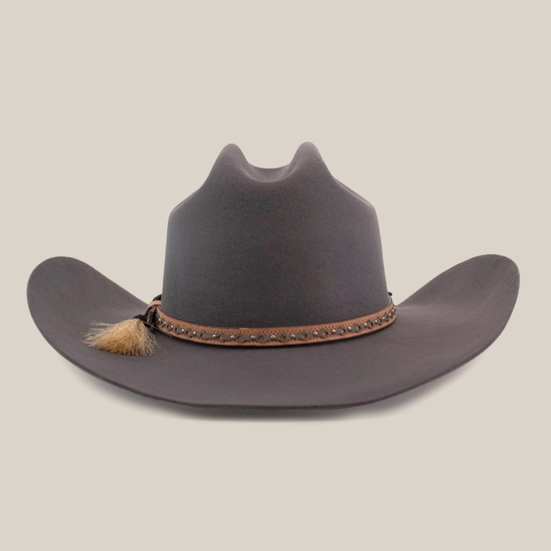 The 6X Doble SS Gris Oxford is a brown felt cowboy hat made from premium sheeps wool, featuring a wide brim, decorative band with tassel, classic pinch-front crease, and stylish upturned sides for that iconic Western look.